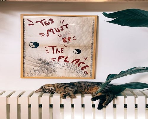 Ruang kerja redaksi yang terang dan rapi