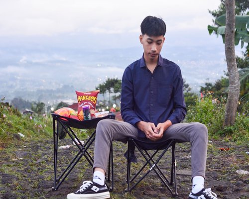 Pekerja kantoran yang duduk di depan layar